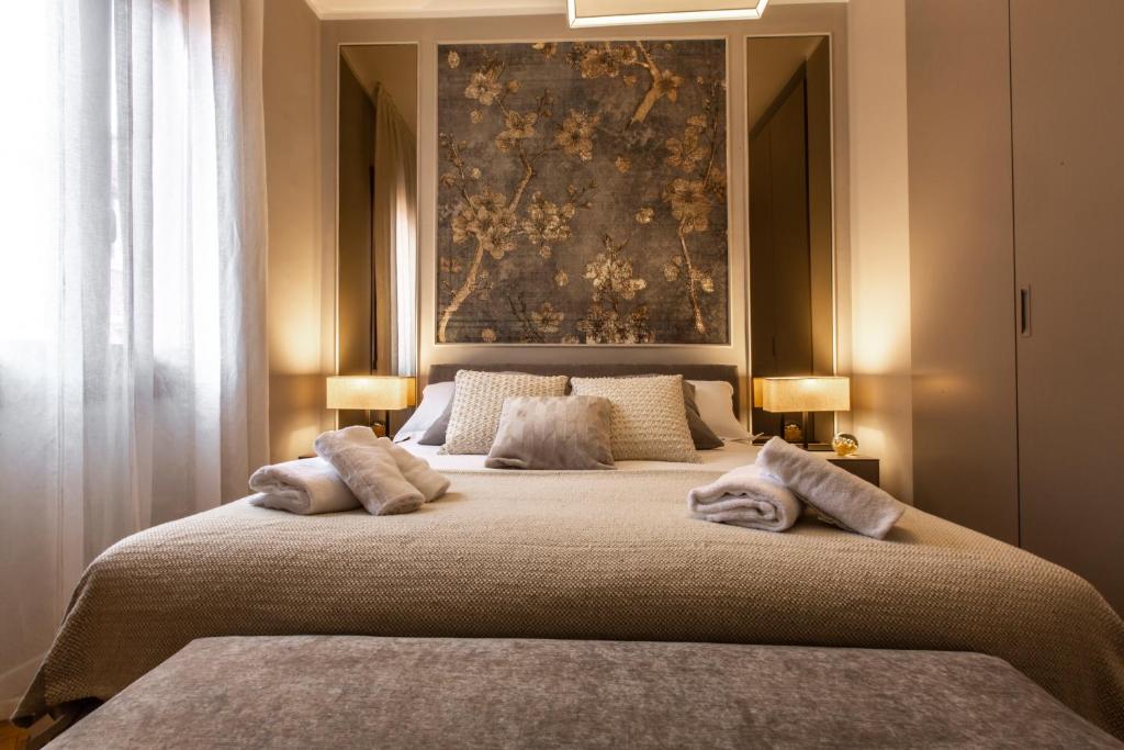 A bed or beds in a room at Charming Apartment on the Grand Canal R&R