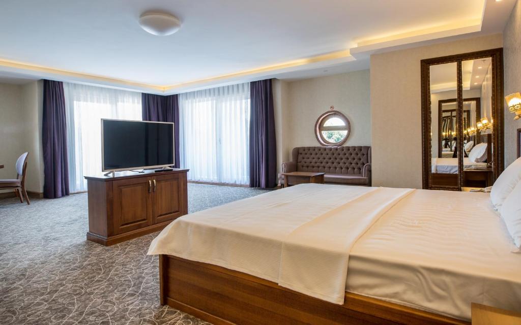 TV a/nebo společenská místnost v ubytování Helen Troya Hotel Geyikli