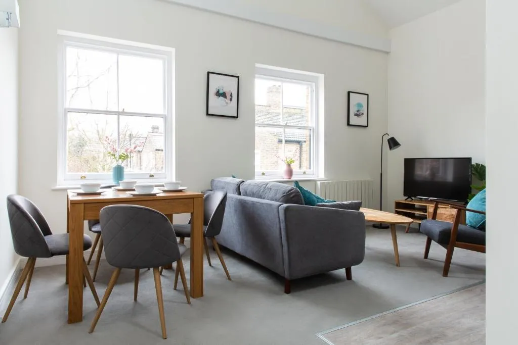 BRAND NEW Queens Park Apartments by Flying Butler, Londra, Marea Britanie