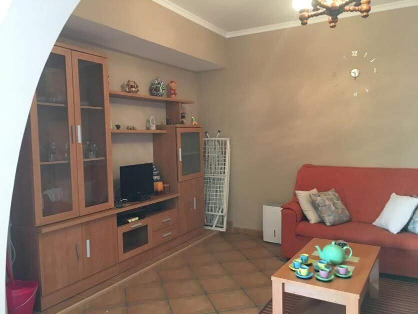 A television and/or entertainment centre at Pisos Turísticos Muxía -Teresa Barros