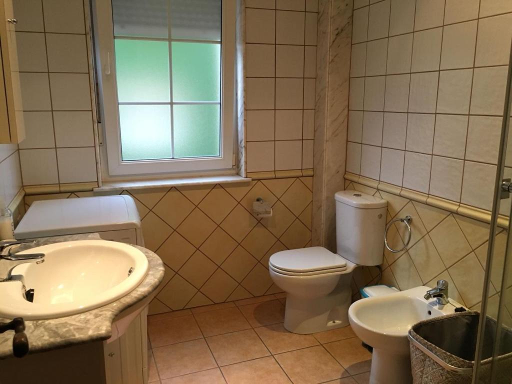 A bathroom at Pisos Turísticos Muxía -Teresa Barros