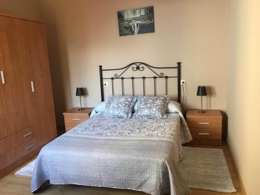 A bed or beds in a room at Pisos Turísticos Muxía -Teresa Barros