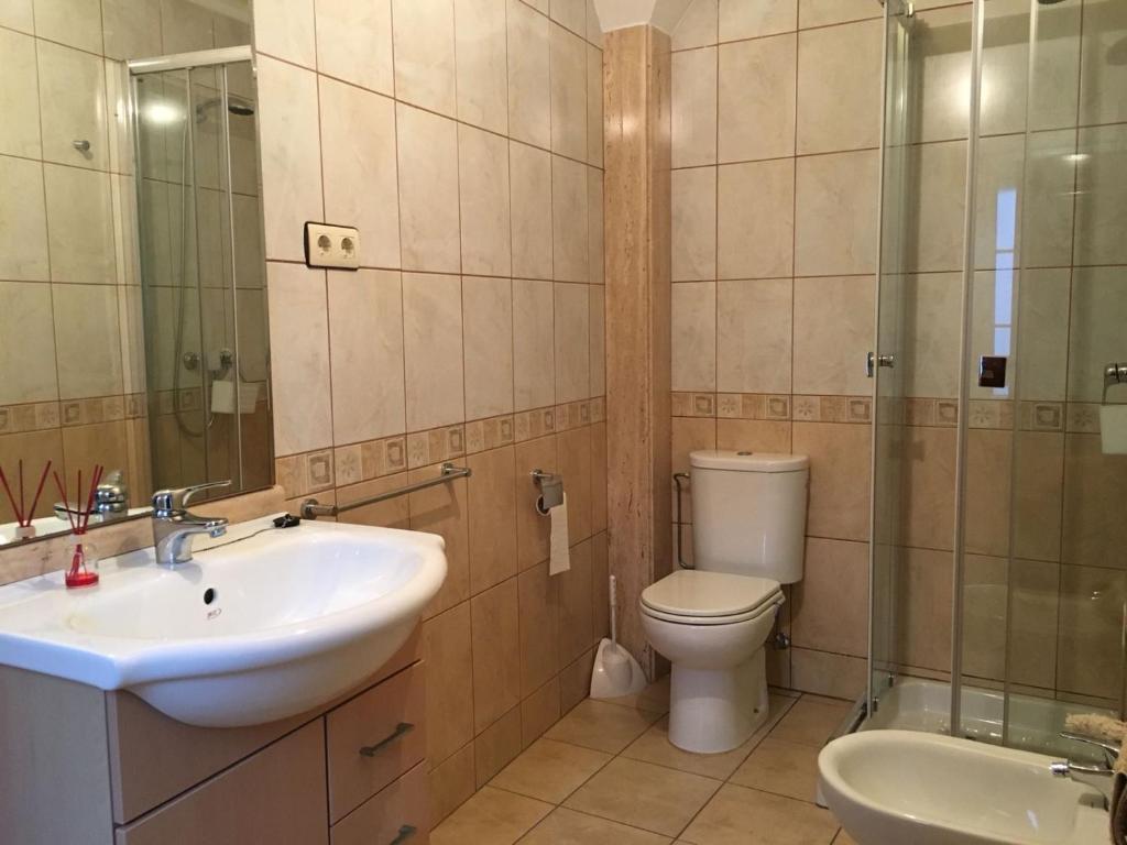 A bathroom at Pisos Turísticos Muxía -Teresa Barros