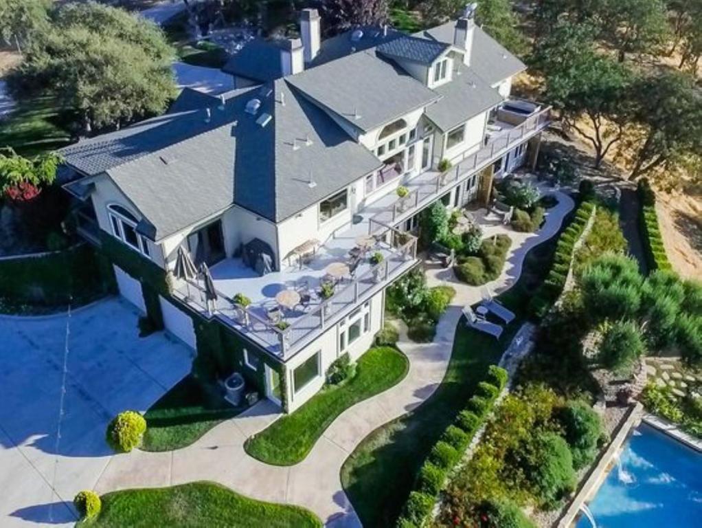 una vista aérea de una casa grande con piscina en High Ridge Manor, en Paso Robles