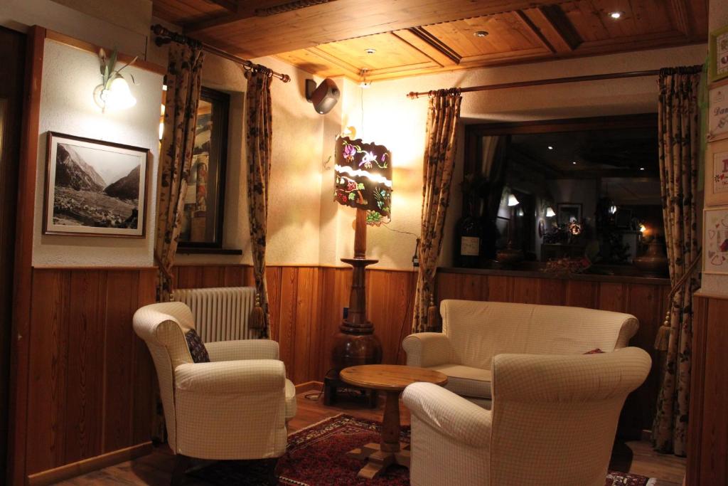 Posezení v ubytování Hotel Bouton D'Or - Cogne
