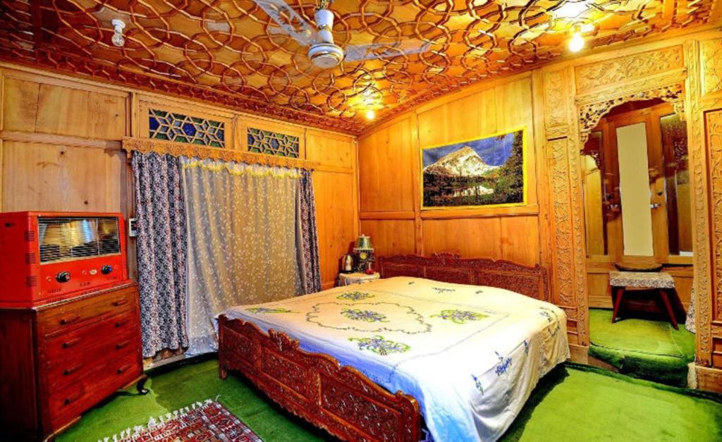 Postel nebo postele na pokoji v ubytování Golden Crest DALLAKE