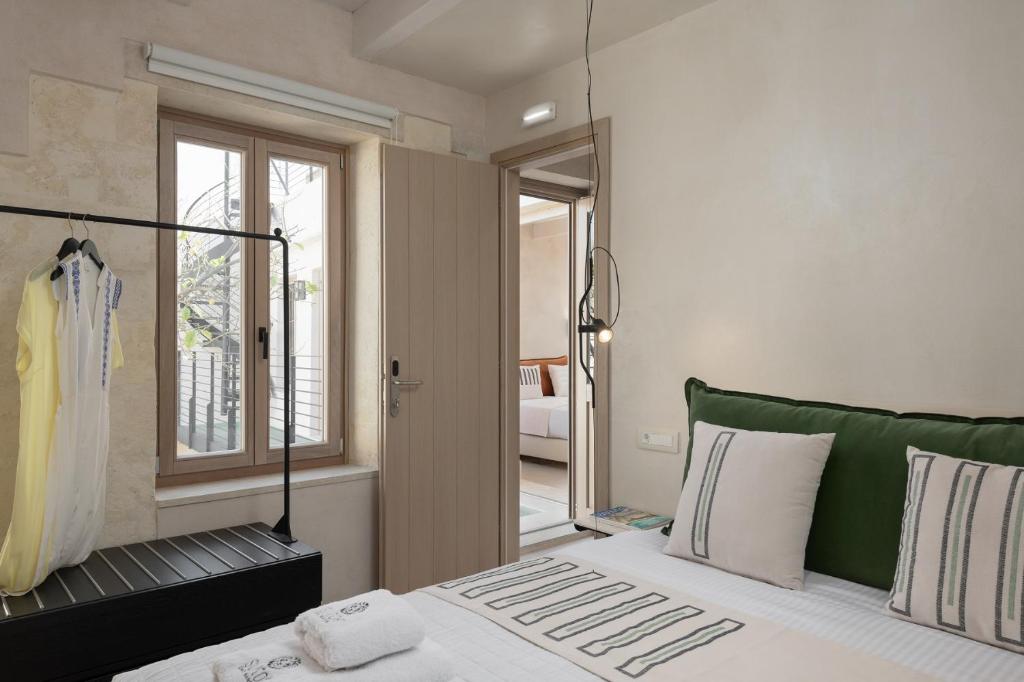 Postel nebo postele na pokoji v ubytování Sutor Chic Manor hotel