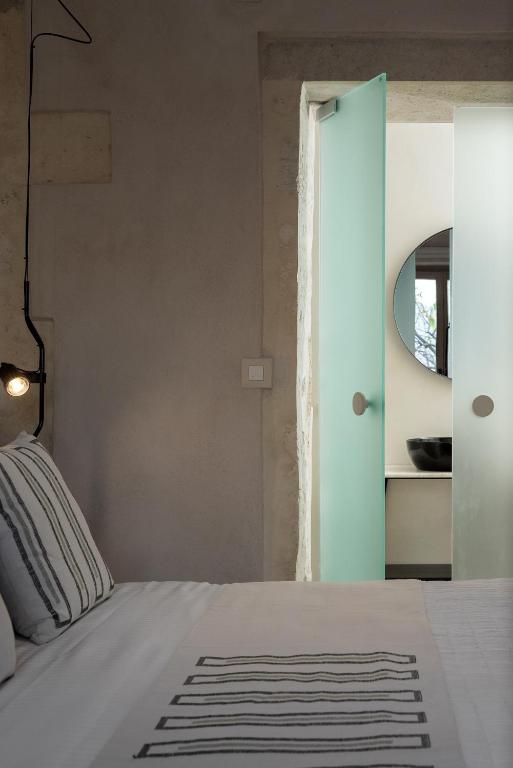 Postel nebo postele na pokoji v ubytování Sutor Chic Manor hotel