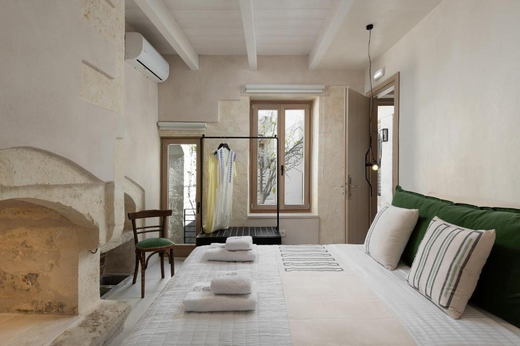 Postel nebo postele na pokoji v ubytování Sutor Chic Manor hotel