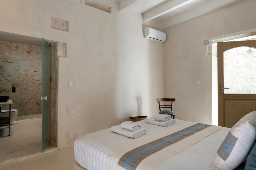 Postel nebo postele na pokoji v ubytování Sutor Chic Manor hotel