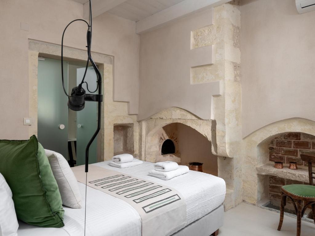 Postel nebo postele na pokoji v ubytování Sutor Chic Manor hotel
