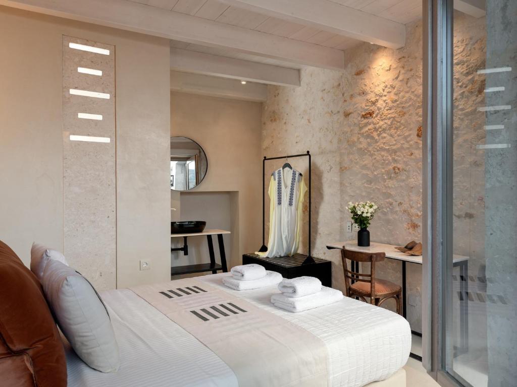 Postel nebo postele na pokoji v ubytování Sutor Chic Manor hotel