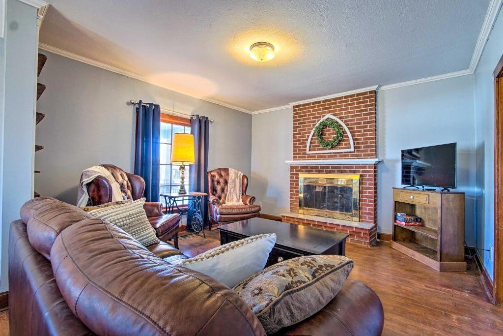 - un salon avec un canapé et une cheminée dans l'établissement Quiet Family Home - 12 Miles to Pomona State Park!, à Osage City