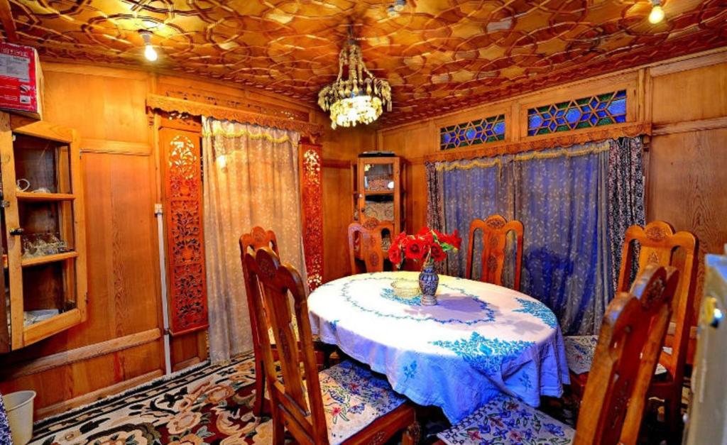 Fotografie z fotogalerie ubytování Golden Crest DALLAKE v destinaci Šrínagar
