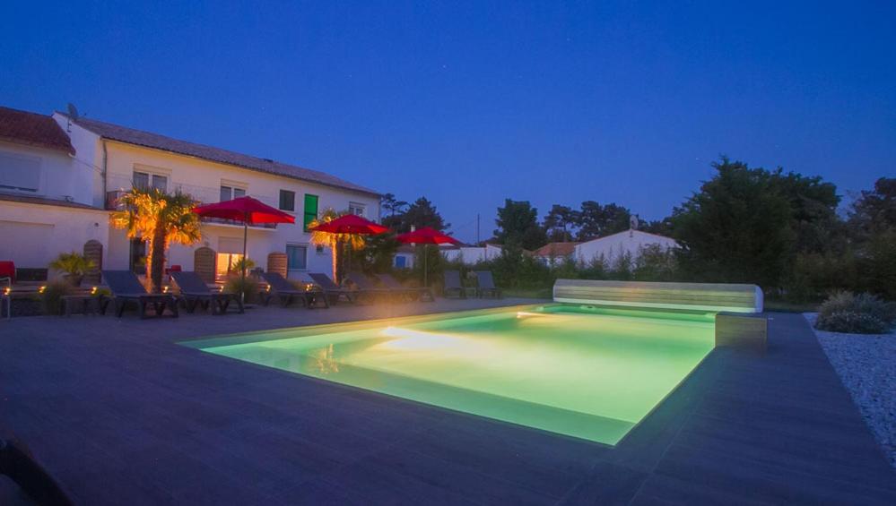 Piscine de l&#39;&eacute;tablissement H&ocirc;tel Le Vert Bois ou situ&eacute;e &agrave; proximit&eacute;