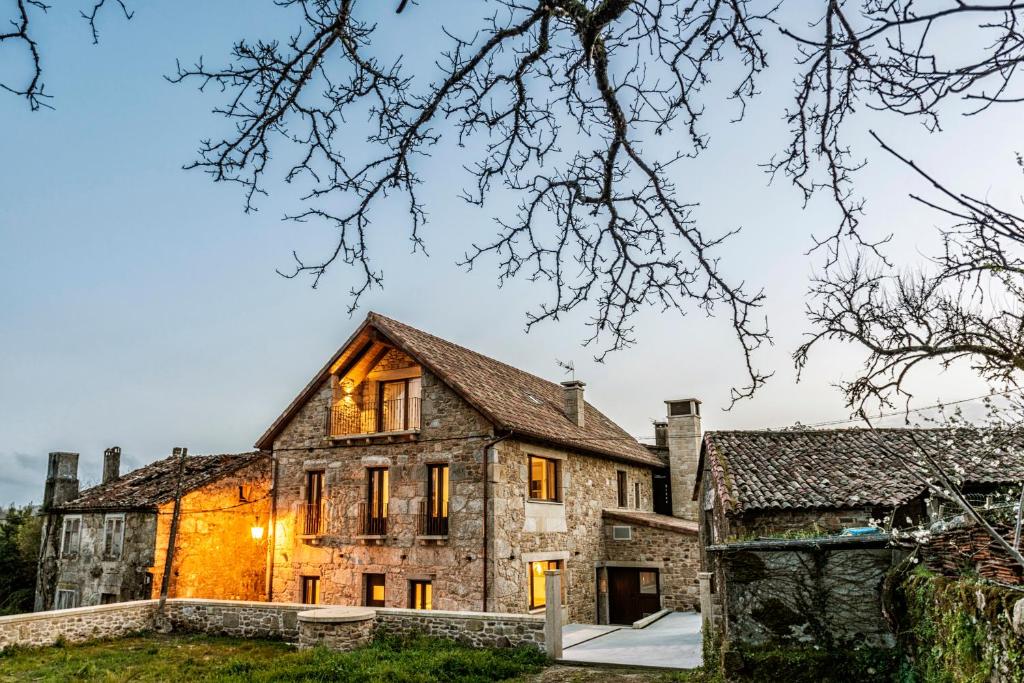 an old stone house in the countryside at Casa Néboa. in Negreira