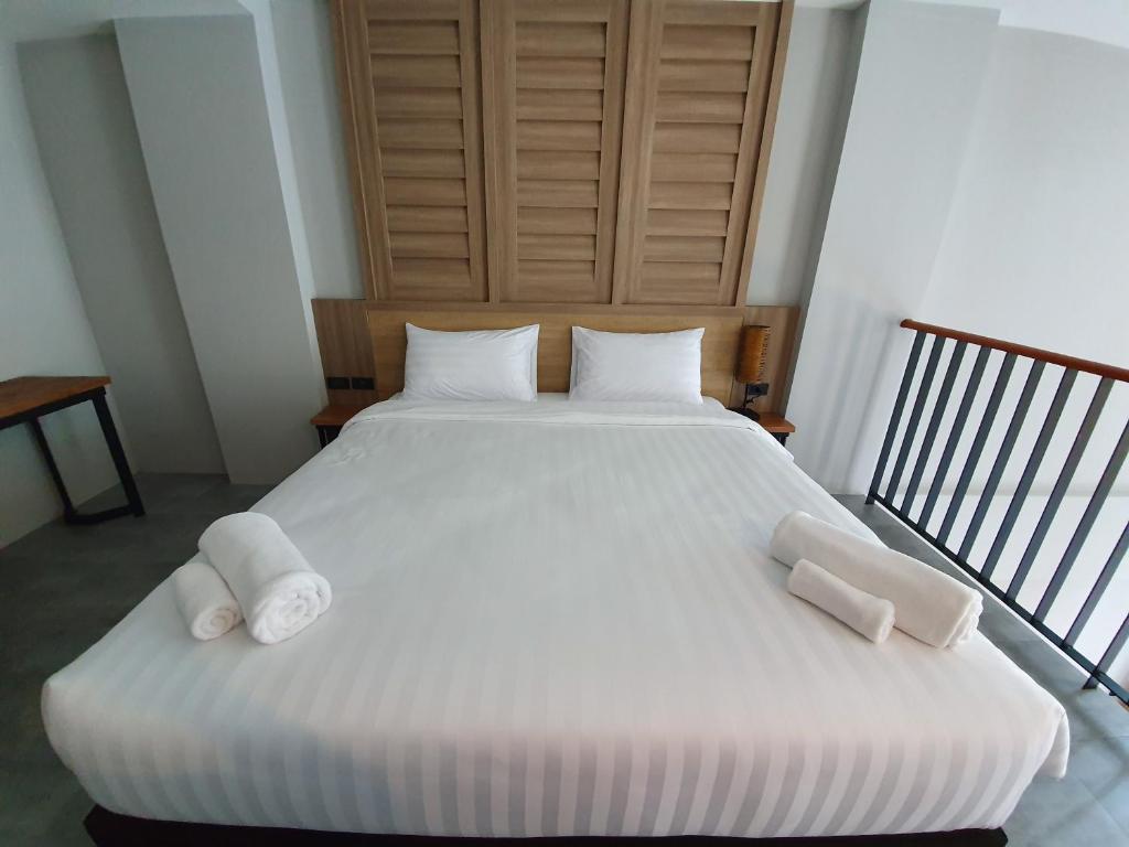 Postel nebo postele na pokoji v ubytování Atom Phuket Hotel -SHA Plus