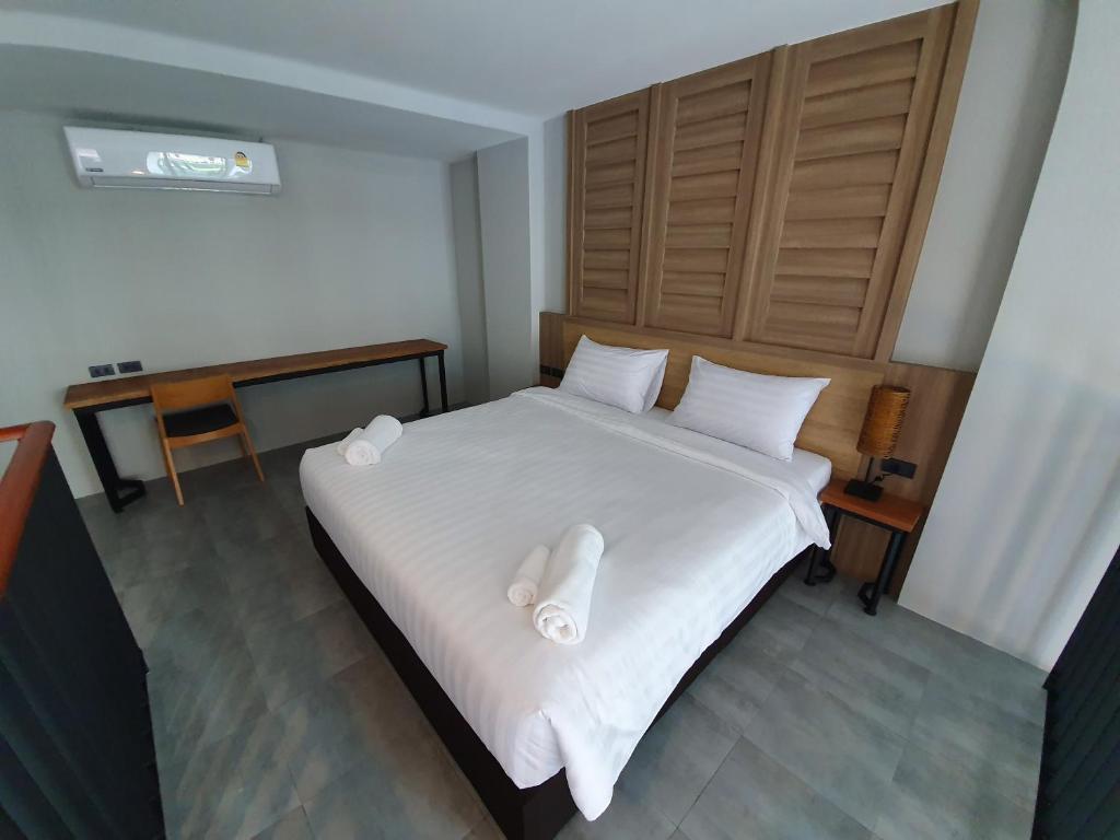 Postel nebo postele na pokoji v ubytování Atom Phuket Hotel -SHA Plus