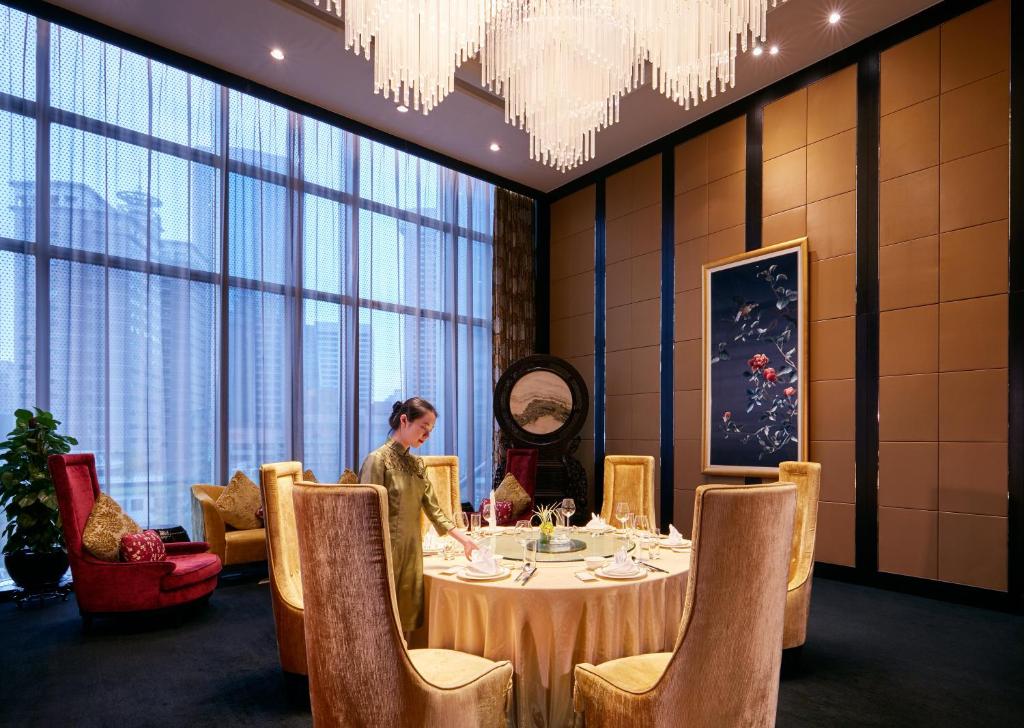 TV a/nebo společenská místnost v ubytování InterContinental Shanghai Jing' An by IHG