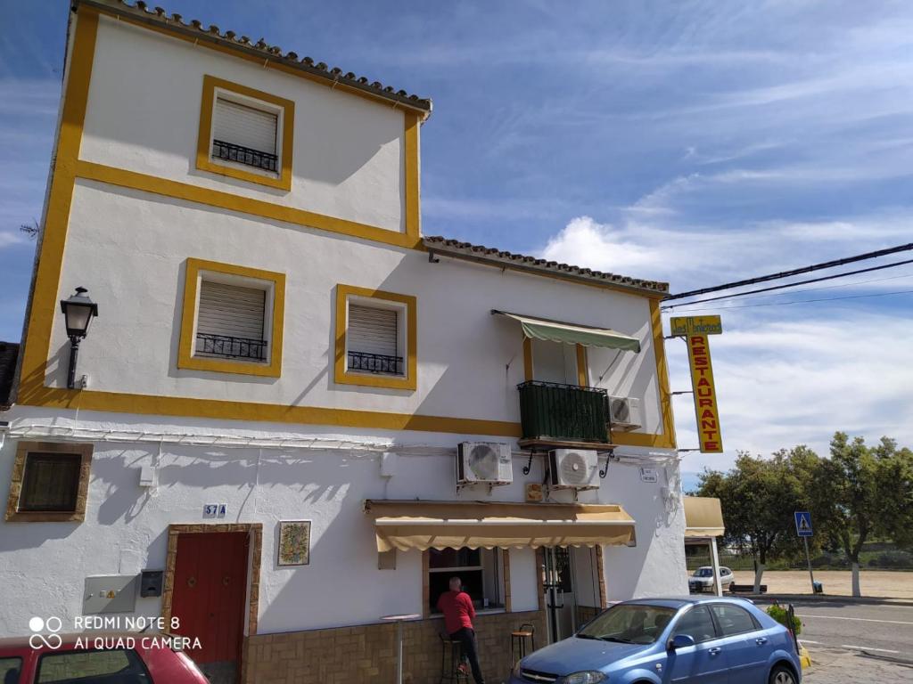 een gebouw waar een auto voor geparkeerd staat bij La Casa del Montero in El Pedroso