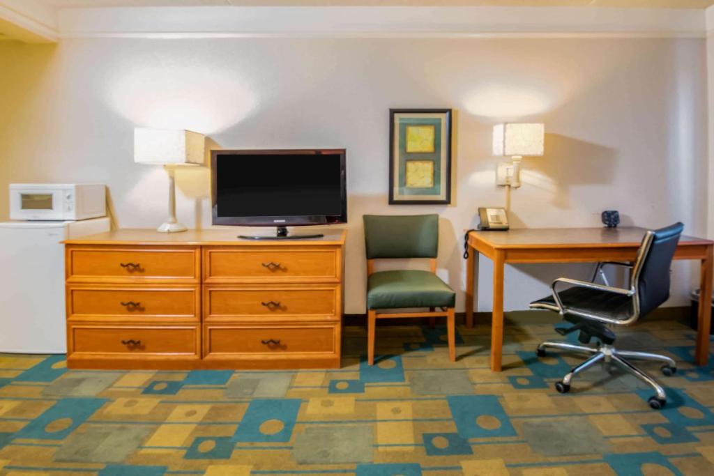 Телевизор и/или развлекательный центр в La Quinta by Wyndham Colorado Springs South Airport
