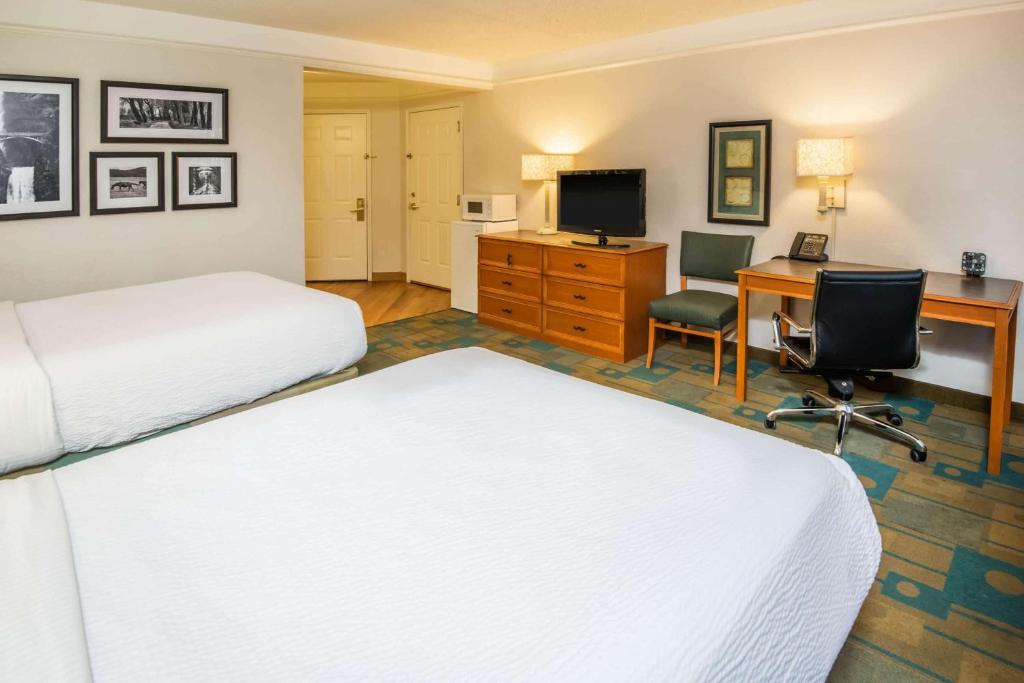 Телевизор и/или развлекательный центр в La Quinta by Wyndham Colorado Springs South Airport