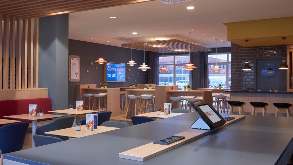 Restaurace v ubytování Holiday Inn Express Frankfurt Messe by IHG