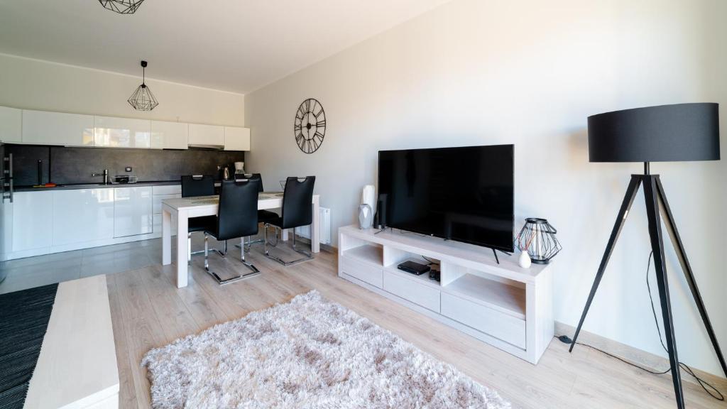 Televízia a/alebo spoločenská miestnosť v ubytovaní Apartamenty Sun & Snow Sarnia Residence