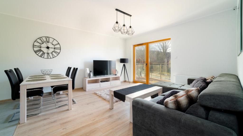 Televízia a/alebo spoločenská miestnosť v ubytovaní Apartamenty Sun & Snow Sarnia Residence