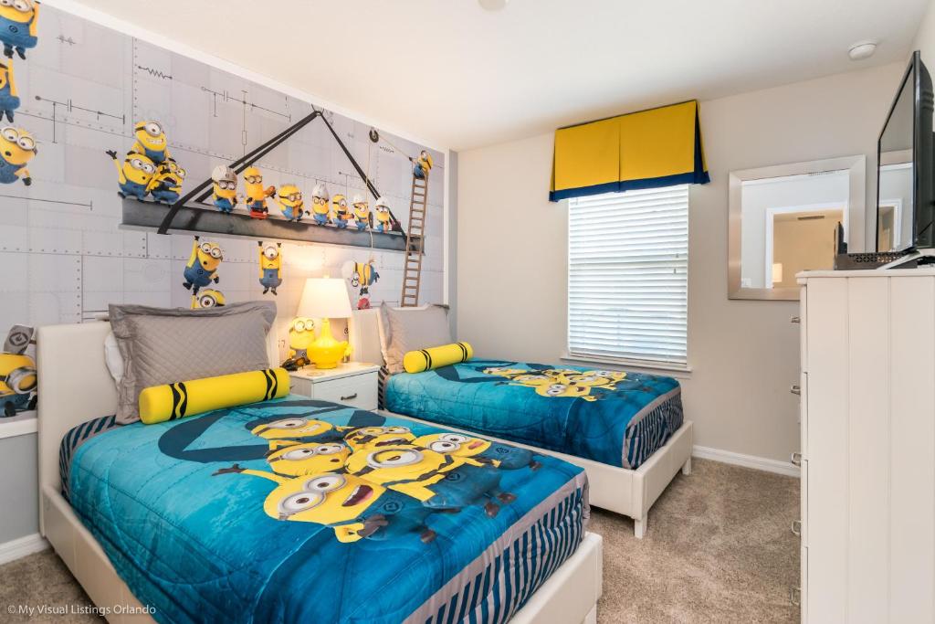um quarto com duas camas com lençóis de Hello Kitty em Beautiful Townhome wPool &FREE Resort Access em Kissimmee