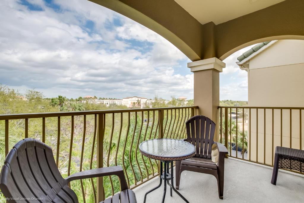 Ein Balkon oder eine Terrasse in der Unterkunft Cozy Condo wPrivate Balcony & FREE Resort Access