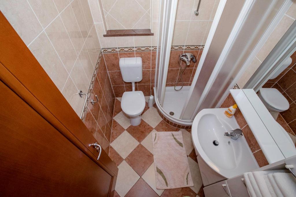 Koupelna v ubytování Apartments Dionis