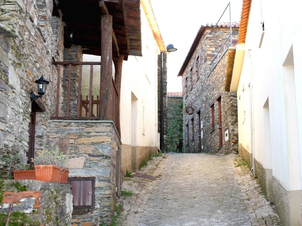 een steegje in een oud stenen gebouw met een straat bij Casa Aigra in Góis