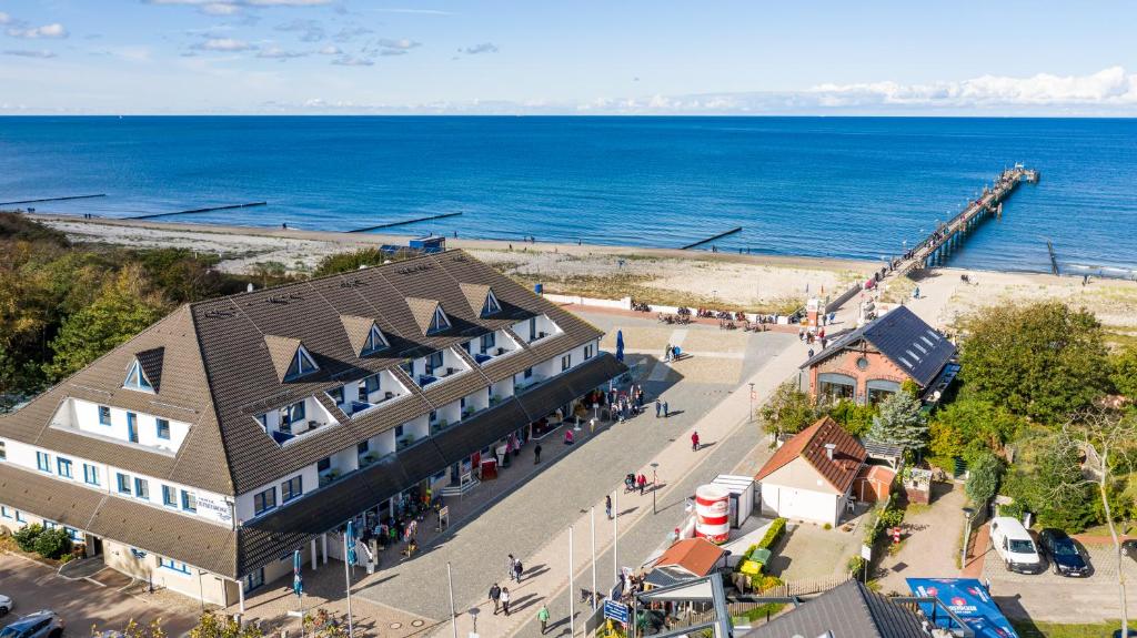 an overhead view of a building next to the ocean at Hotel Ostseewoge in Graal-Müritz