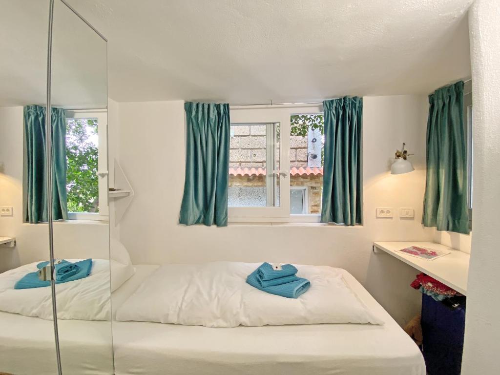 サンタクルス・デ・テネリフェにあるVilla Castillo Moroのベッドルーム(ガラス張りのシャワー、ベッド付)