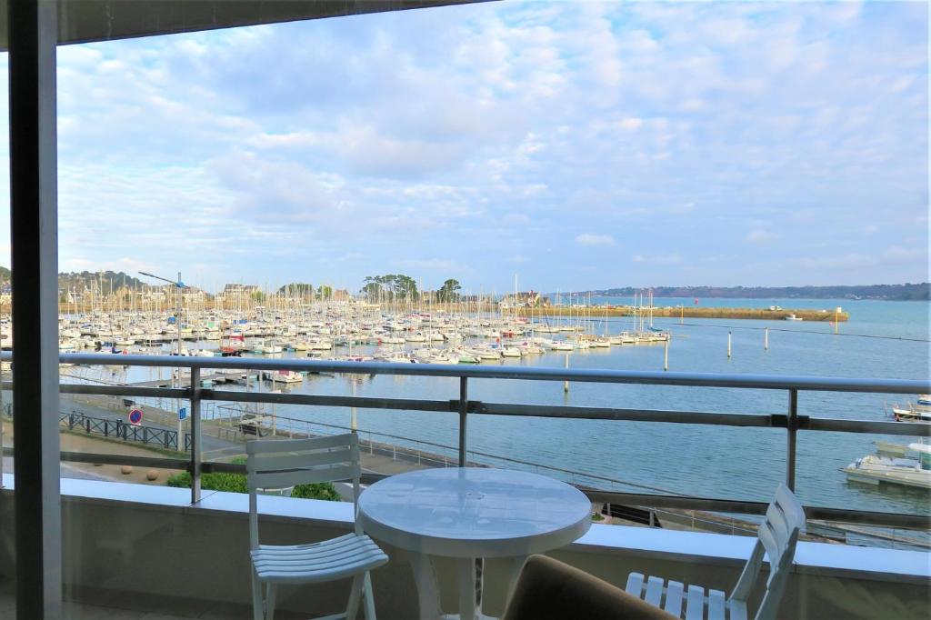 - une vue sur le port de plaisance avec une table et des chaises dans l'établissement Superbe appartement TRES BELLE VUE MER à PERROS-GUIREC - Ref 819, à Perros-Guirec