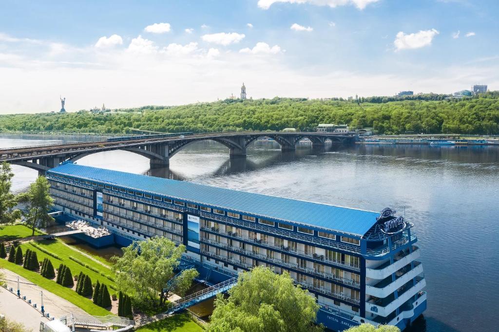 Výhled na řeku, která protéká v blízkosti hotelu