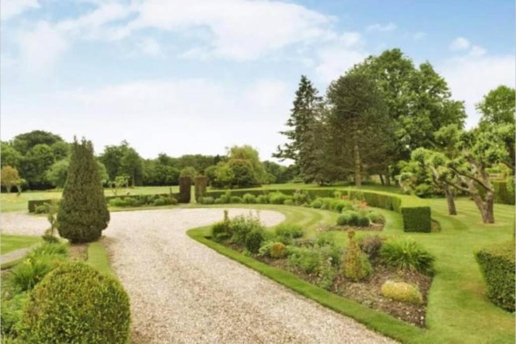 Foto da galeria de NEW - Beautiful, spacious Beechwood Lodge with lovely gardens em Chalfont Saint Giles