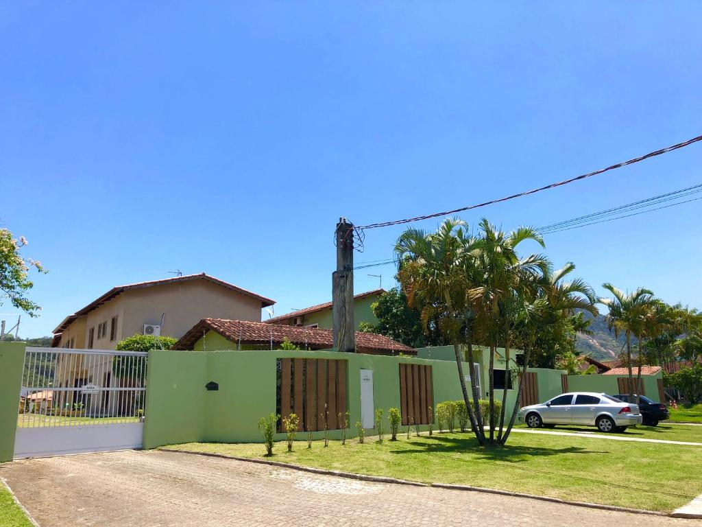  Uma Casa Feliz Pertinho da Praia pra Relaxar