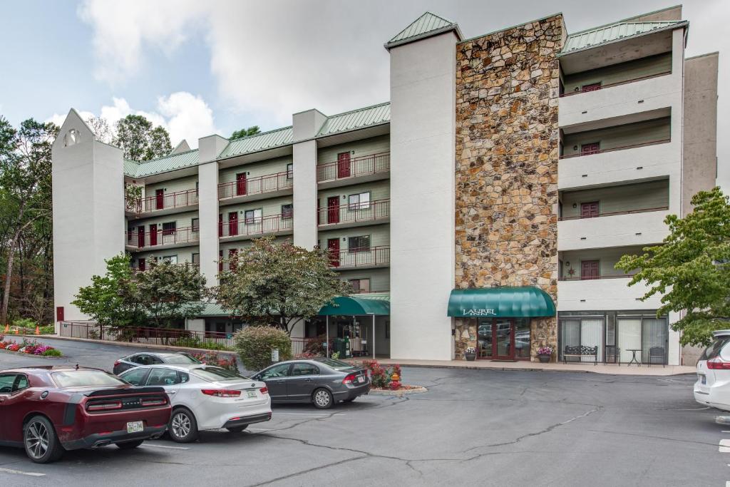 un estacionamiento frente a un hotel en Laurel Inn, en Gatlinburg