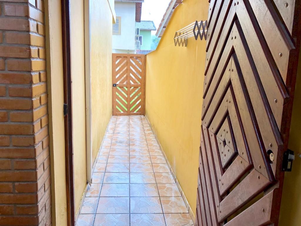  Uma Casa Feliz Pertinho da Praia pra Relaxar