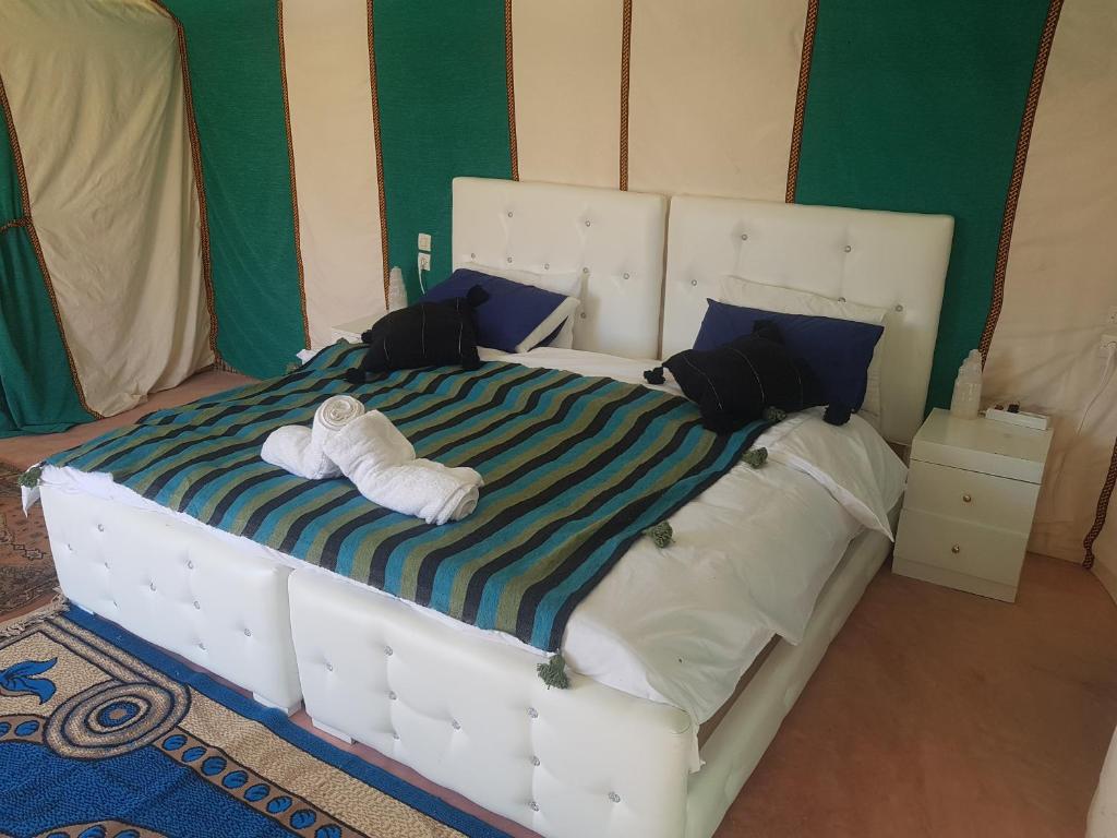 Postel nebo postele na pokoji v ubytování Dune Merzouga Camp