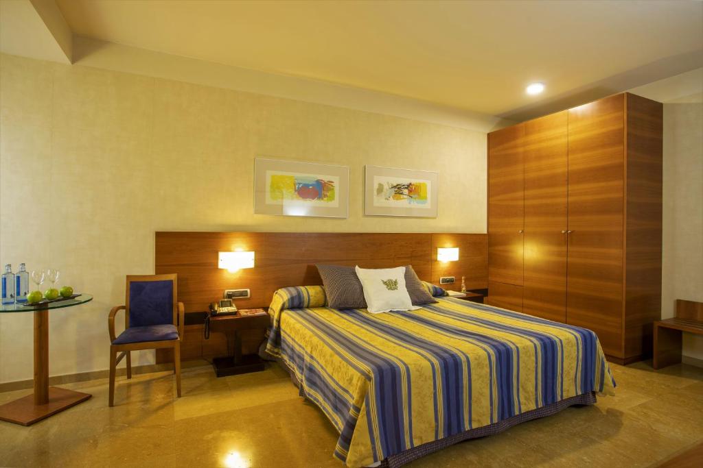 Ein Bett oder Betten in einem Zimmer der Unterkunft Sercotel Palacio de Tudemir