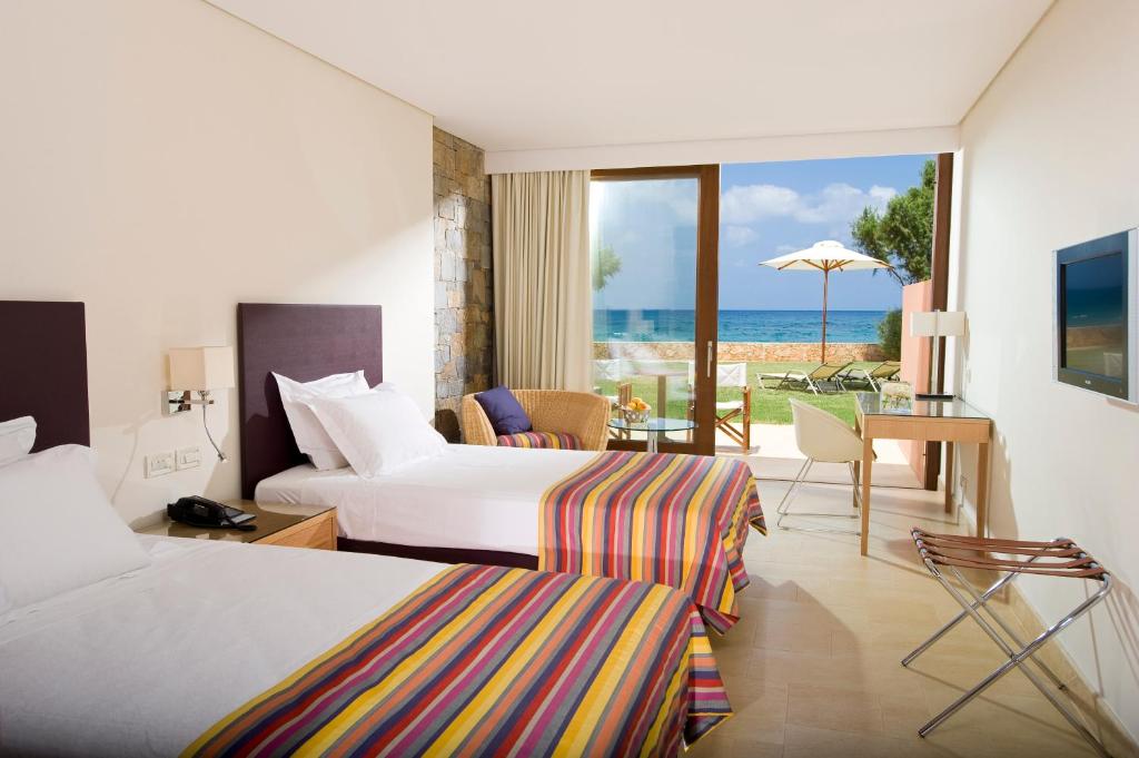 Postel nebo postele na pokoji v ubytování Kernos Beach Hotel & Bungalows