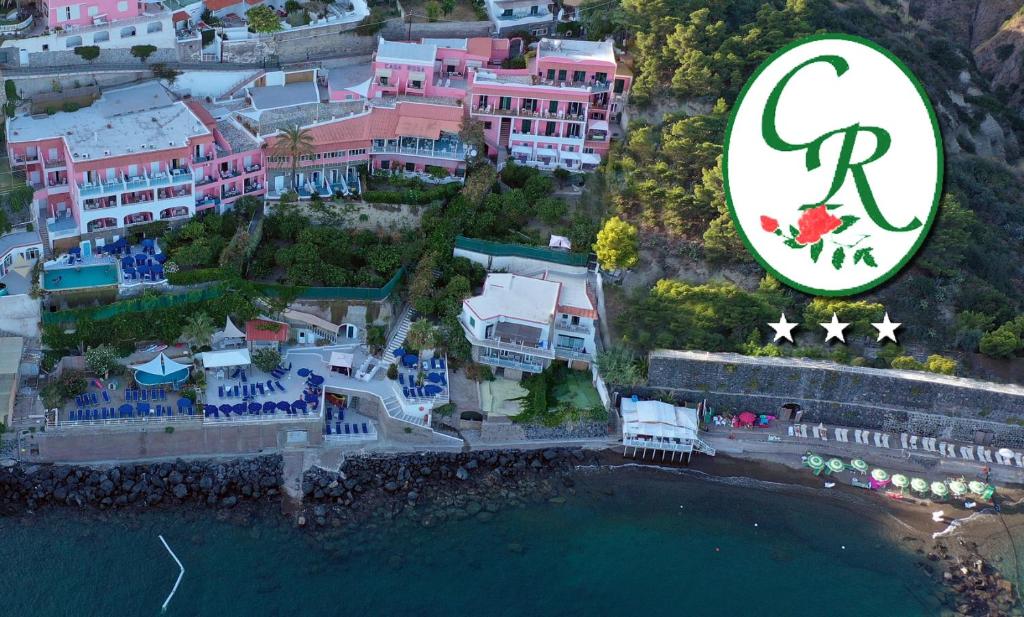 una vista aerea di un resort con un grande cartello di Hotel Casa Rosa Terme a Ischia