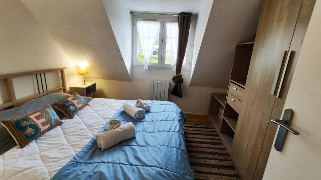 Un pat sau paturi într-o cameră la Le Cottage