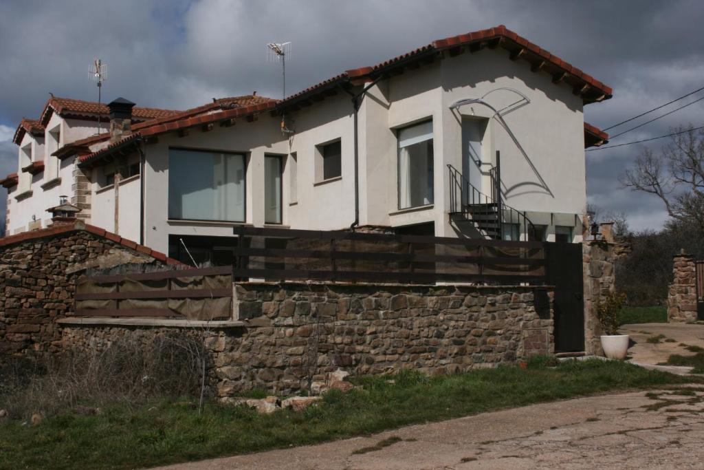 a white house with a stone wall at Rollarthouse in Rollamienta