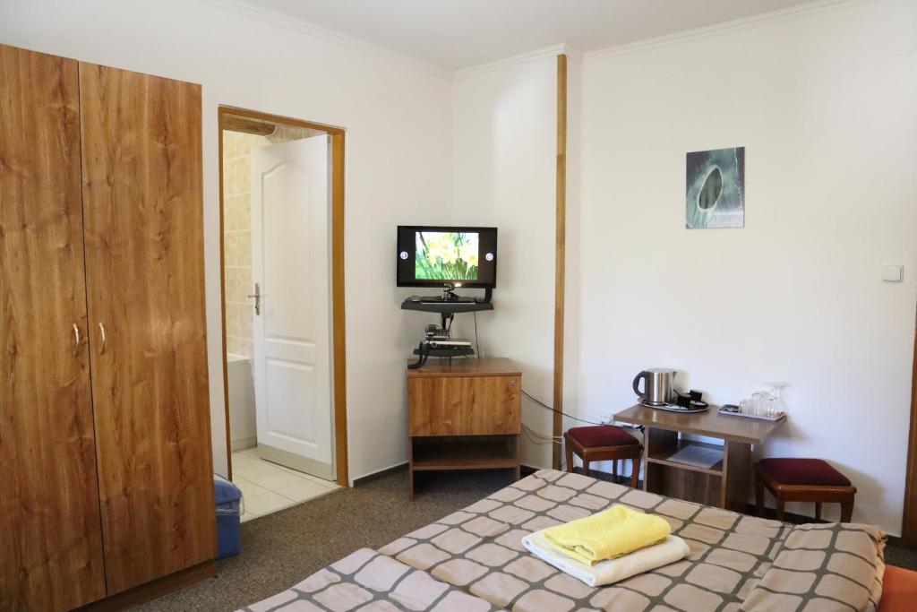 Televízia a/alebo spoločenská miestnosť v ubytovaní Hotel 66