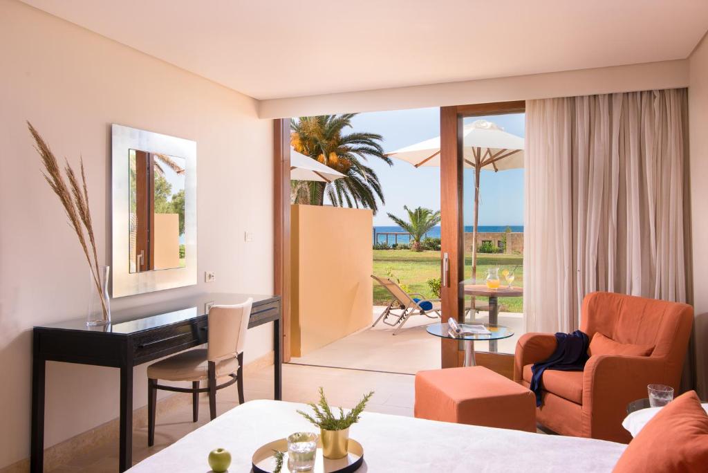 Posezení v ubytování Kernos Beach Hotel & Bungalows