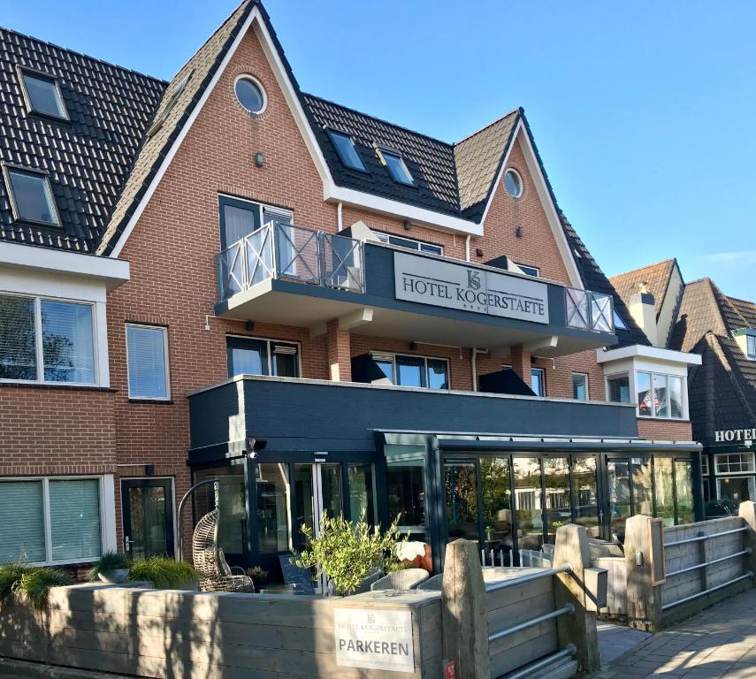 a front view of a hotel with a building at Hotel Kogerstaete Texel in De Koog